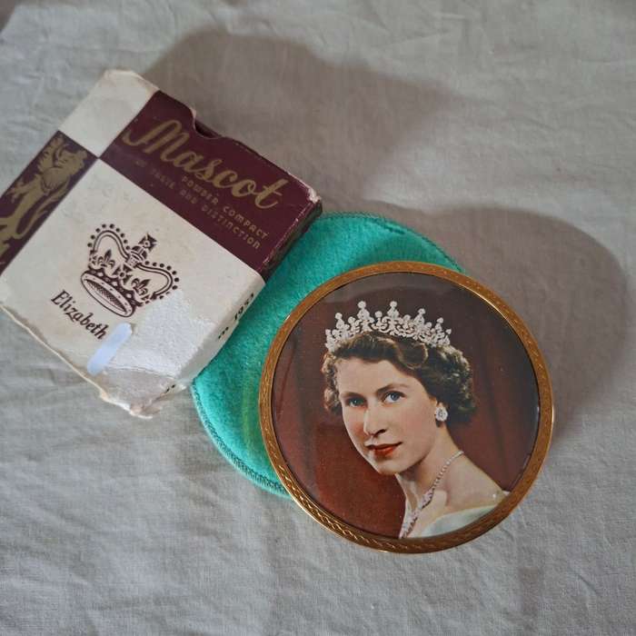 Elizabeth 2nd Coronation Powder compact.   Imaculate condition by Mascot