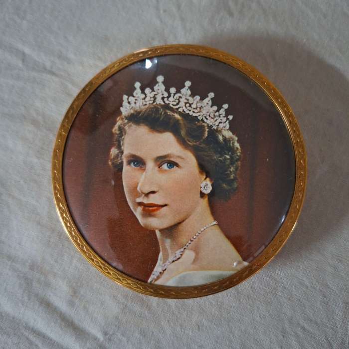 Elizabeth 2nd Coronation Powder compact.   Imaculate condition by Mascot