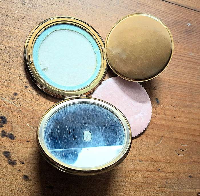Elizabeth 2nd Coronation Powder compact.   Imaculate condition by Mascot