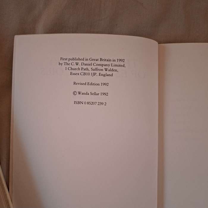 The Directory of Essental Oils Wanda Sellar - soft cover - 1992