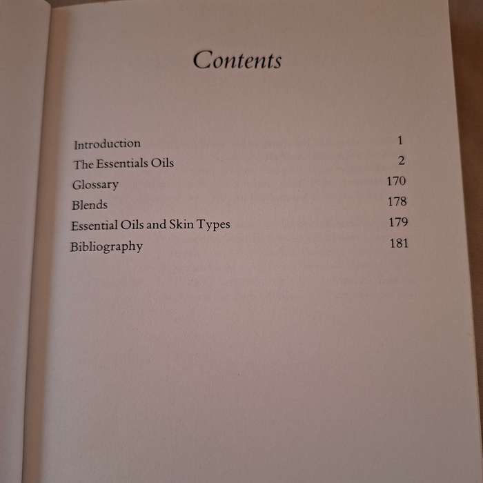 The Directory of Essental Oils Wanda Sellar - soft cover - 1992
