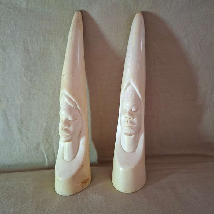 Pair of Carved African Heads - bone vintage .