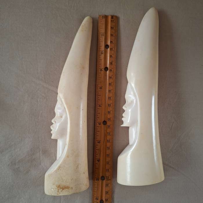 Pair of Carved African Heads - bone vintage .