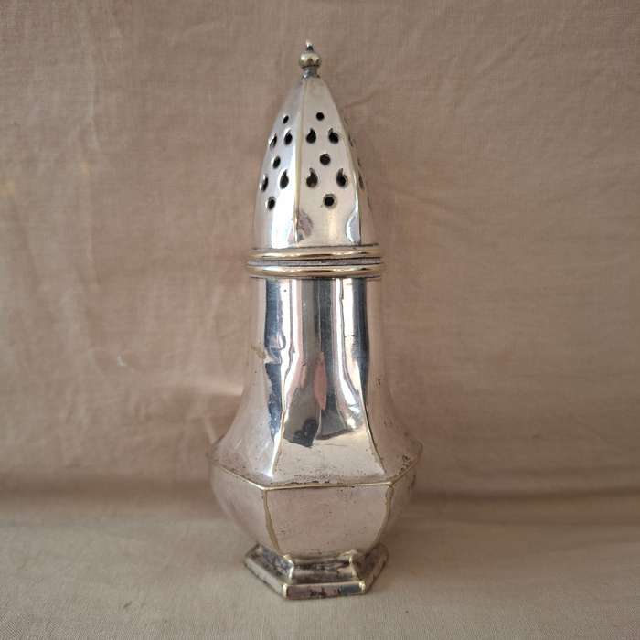 Silver Plated sugar shaker - EPNS - approx 14cms tall - super for sugar and cinamon on pancakes!