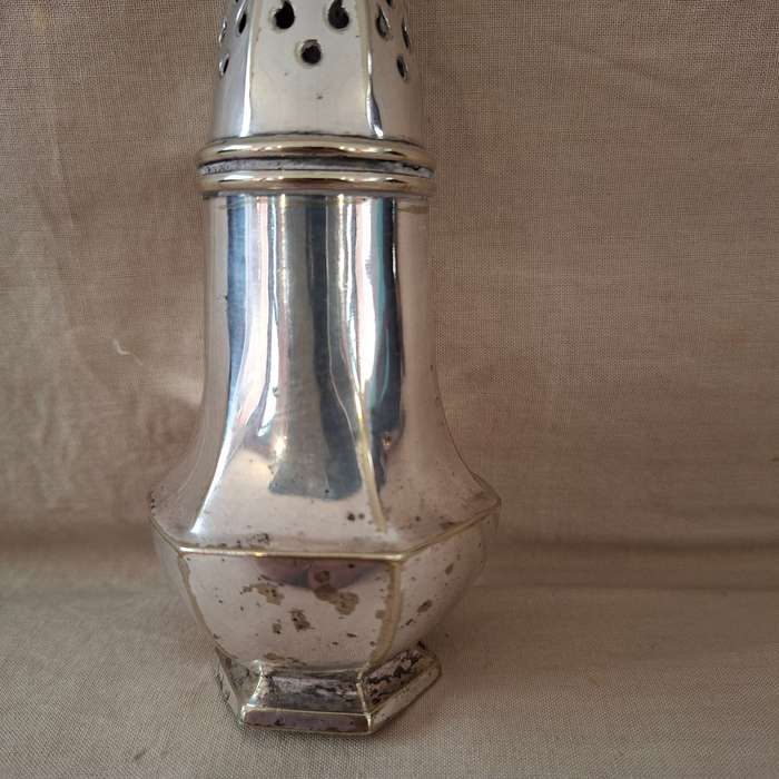 Silver Plated sugar shaker - EPNS - approx 14cms tall - super for sugar and cinamon on pancakes!
