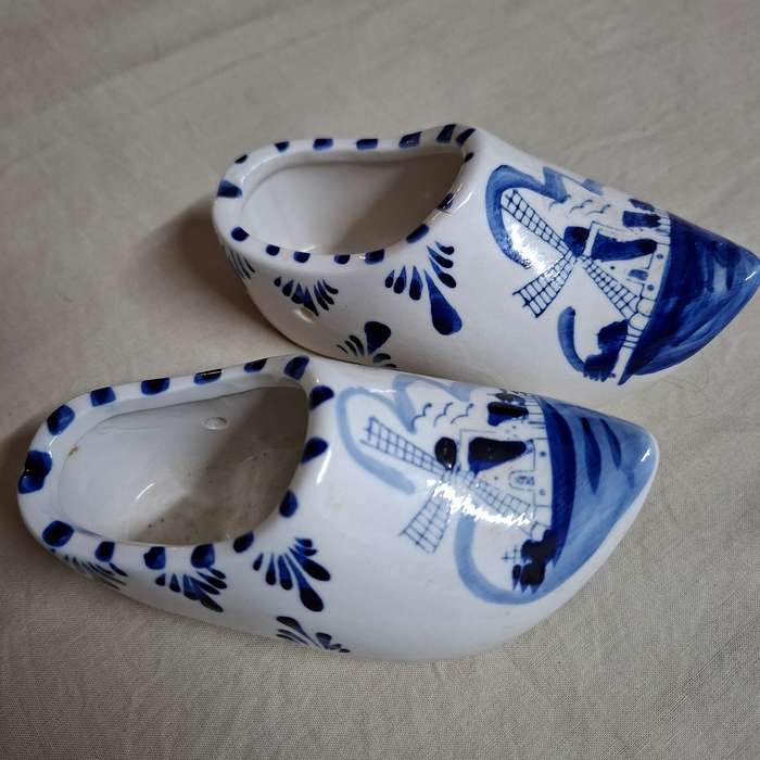 Pair Delft blue and white Dutch Vero ceramic clogs - hand painted 13 x 6 cms