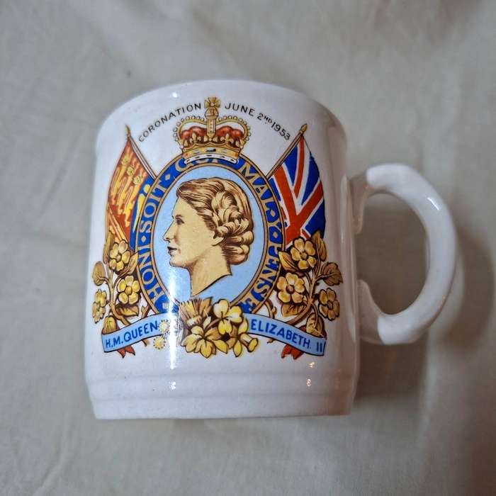 Royalty Coronation mug une 1953   Queen Elizabeth 2nd - J G Meakin