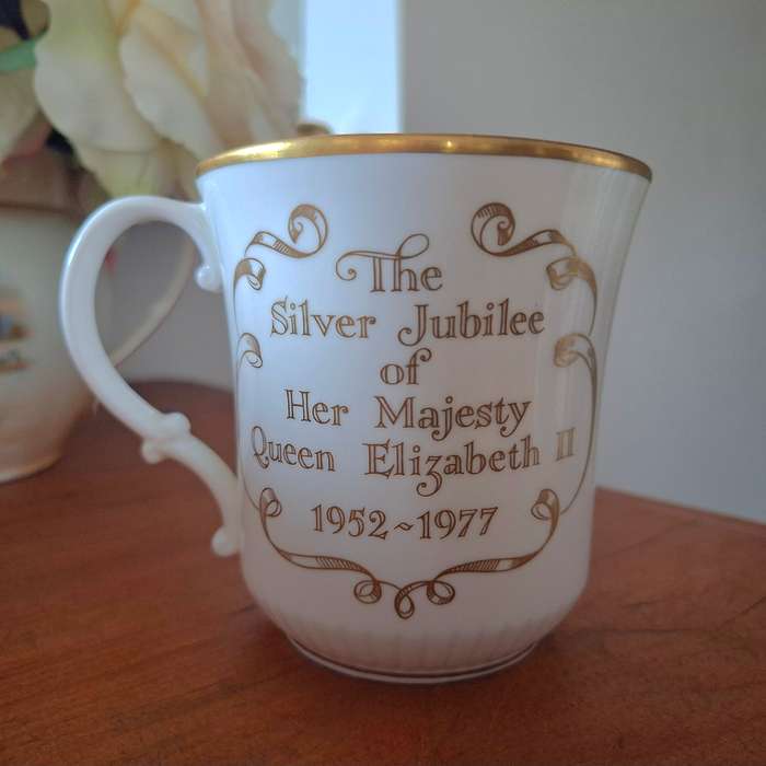 Royal Doulton QE2 Silver Jubilee commemoration mug -  Superb condition white with gold