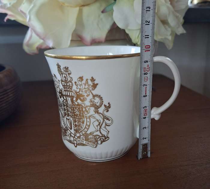 Royal Doulton QE2 Silver Jubilee commemoration mug -  Superb condition white with gold