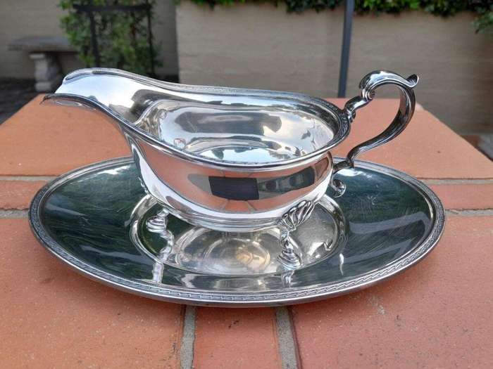 A 20th Century Sheffield Silver Plate Gravy / Sauce Boat With Matching Underplate By Mappin & Webb