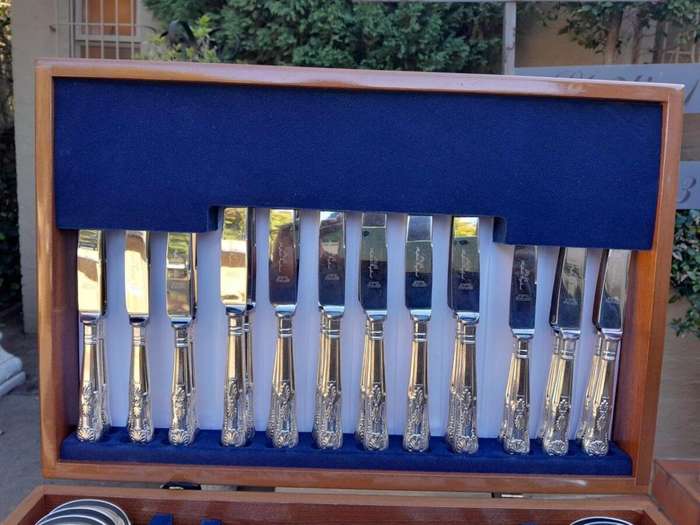 An Antique Early 20th Century English  /  London Kings Pattern Twelve Place Cutlery Set In Cantee...