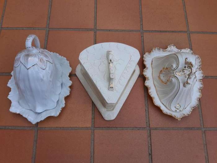 A Set Of Three Cream / Gilt Cheese Dishes