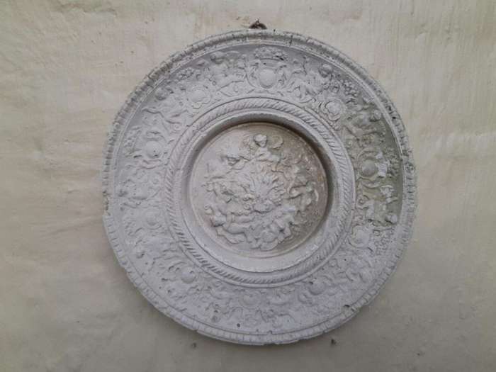 A Concrete Relief Round Plaque Sculpture Of Classical French Figurines