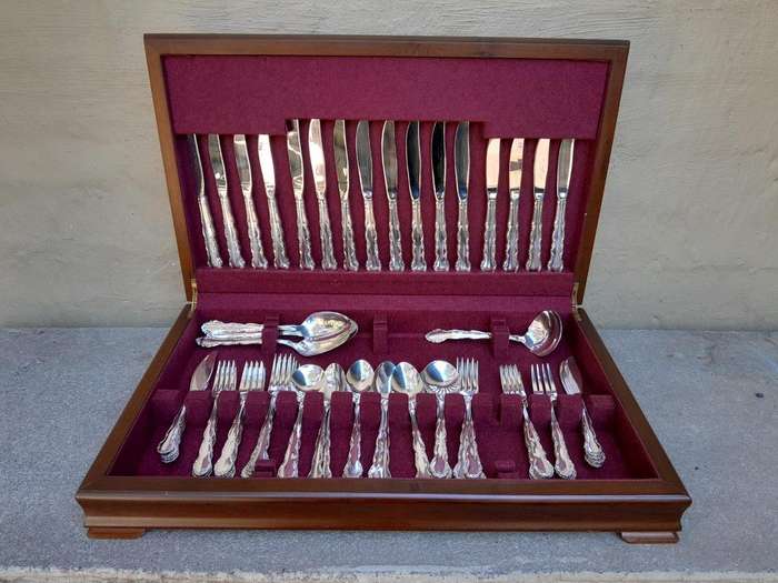 An Eight Place Spilhaus Oneida Cutlery Set In A Canteen