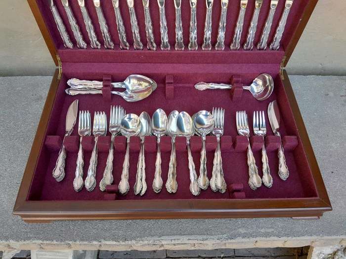 An Eight Place Spilhaus Oneida Cutlery Set In A Canteen