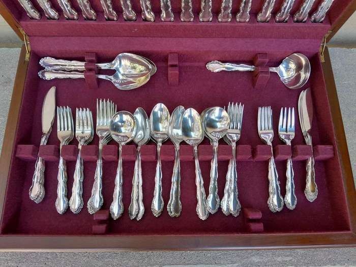 An Eight Place Spilhaus Oneida Cutlery Set In A Canteen