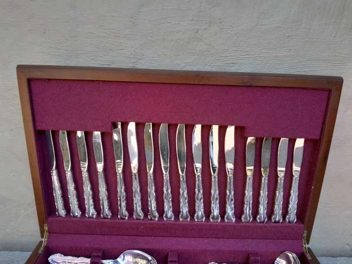 An Eight Place Spilhaus Oneida Cutlery Set In A Canteen