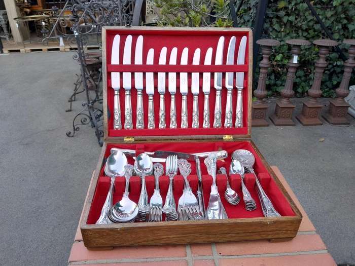 An Eight Place Setting EPNS Sheffield England Kings Pattern Cutlery Set In A Canteen (Eighty Seve...