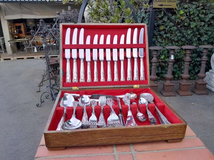 An Eight Place Setting EPNS Sheffield England Kings Pattern Cutlery Set In A Canteen (Eighty Seve...