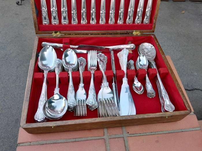 An Eight Place Setting EPNS Sheffield England Kings Pattern Cutlery Set In A Canteen (Eighty Seve...