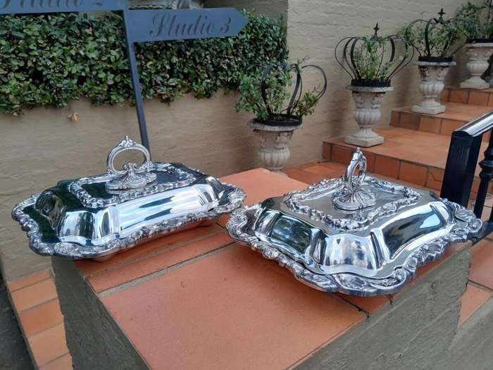 A Pair of 19th Century Regency Silver plate Entrée dishes