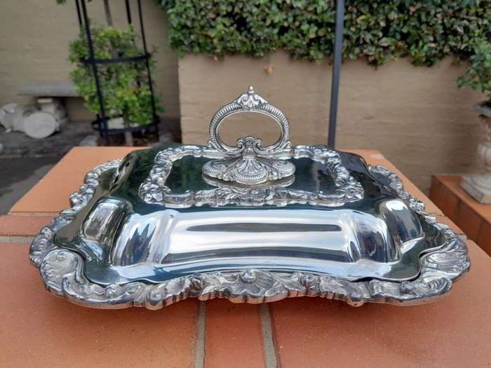 A Pair of 19th Century Regency Silver plate Entrée dishes