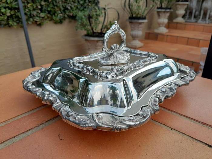 A Pair of 19th Century Regency Silver plate Entrée dishes