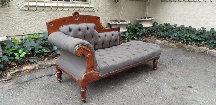 Victorian Eastlake Chaise Circa 1870/1890 (upholstered English linen deep buttoned upholstery)