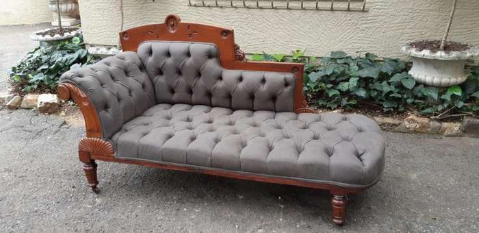 Victorian Eastlake Chaise Circa 1870/1890 (upholstered English linen deep buttoned upholstery)