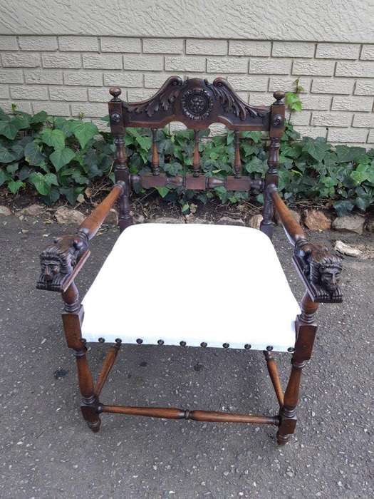 A 19th Century 3 Piece Set Of Oak Settee And Pair Of Armchairs