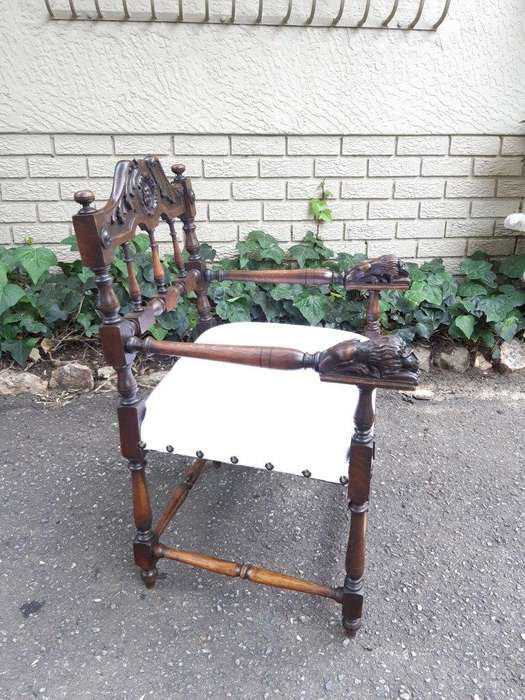 A 19th Century 3 Piece Set Of Oak Settee And Pair Of Armchairs