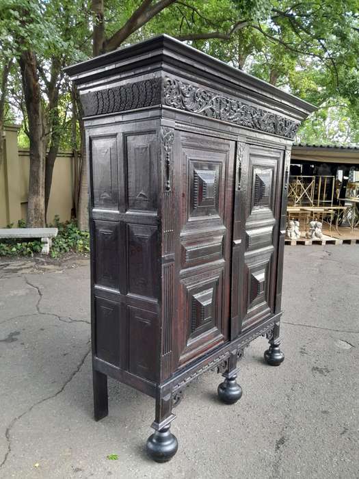 An Early19th Century Circa 1800s Dutch Carved Oak Kussenkast / Cabinet / Drinks Cabinet / Cupb...