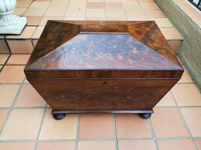 A Georgian Flamed Mahogany and Inlaid Cellarette