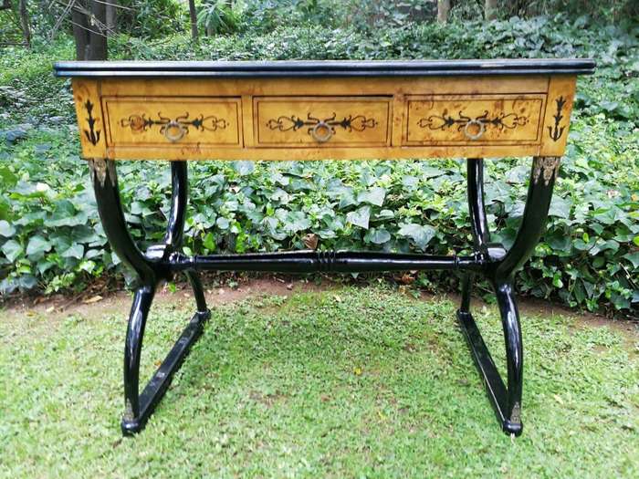 A 20th Century French-style Kingwood With Marquetry Table With Three Drawers - ND