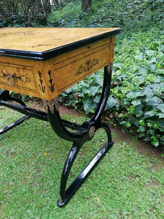 A 20th Century French-style Kingwood With Marquetry Table With Three Drawers - ND