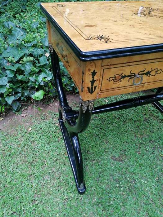 A 20th Century French-style Kingwood With Marquetry Table With Three Drawers - ND