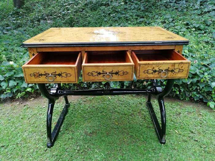 A 20th Century French-style Kingwood With Marquetry Table With Three Drawers - ND