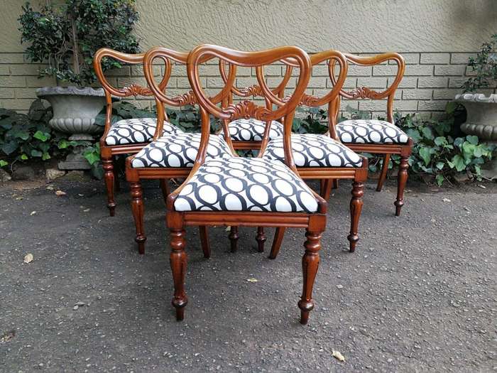 A 19th Century Circa 1890 Set Of Six Victorian Mahogany Bustle Back Chairs