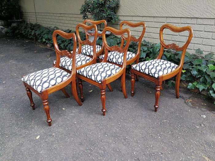 A 19th Century Circa 1890 Set Of Six Victorian Mahogany Bustle Back Chairs