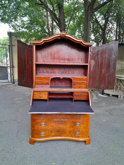 An Early 19th Century Walnut Inlaid Bureau / Secretaire / Bookcase