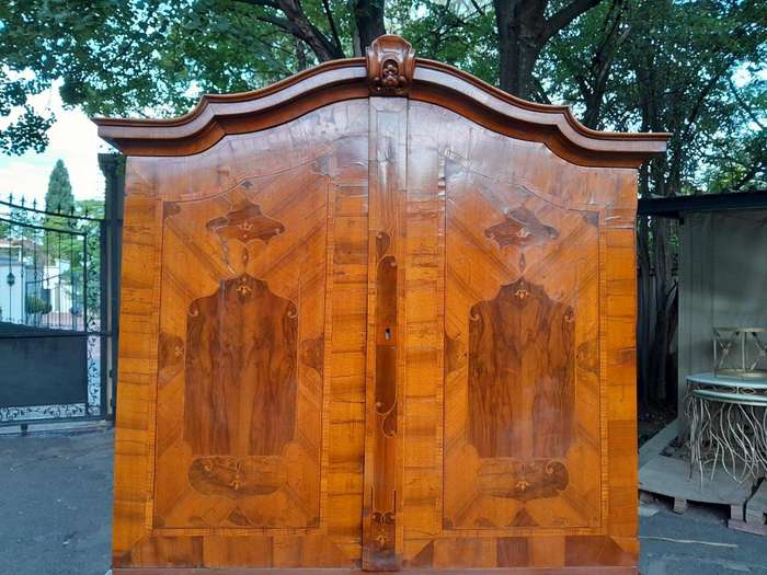 An Early 19th Century Walnut Inlaid Bureau / Secretaire / Bookcase