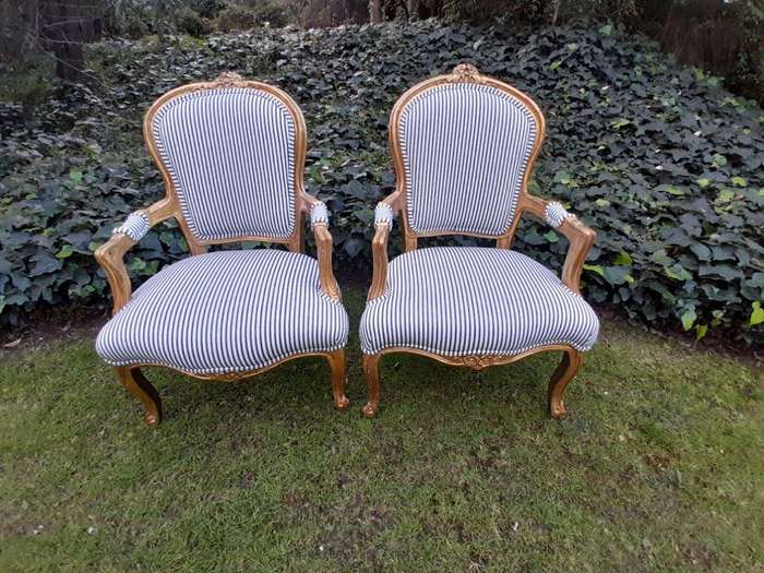 A 20TH Century French-style Carved and Giltwood Settee and a Pair of Armchairs upholsterd in a Co...