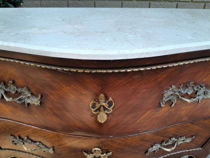 A 20TH Century French Style Mahogany Bombe Commode / Chest Of Drawers