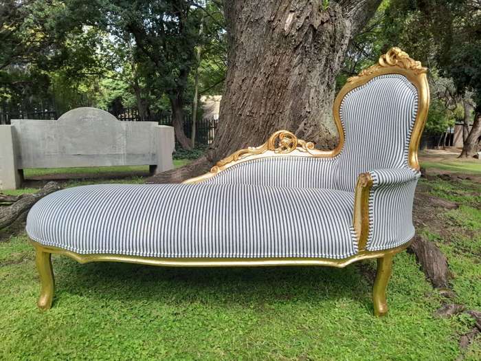 A French Style Ornately Carved Chaise / Chaise Lounge / Sofa Upholstered in a Contemporary Fabric...