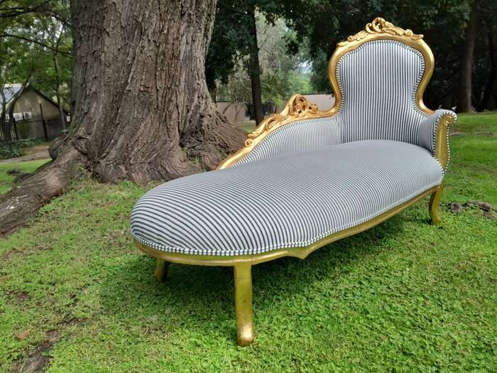 A French Style Ornately Carved Chaise / Chaise Lounge / Sofa Upholstered in a Contemporary Fabric...