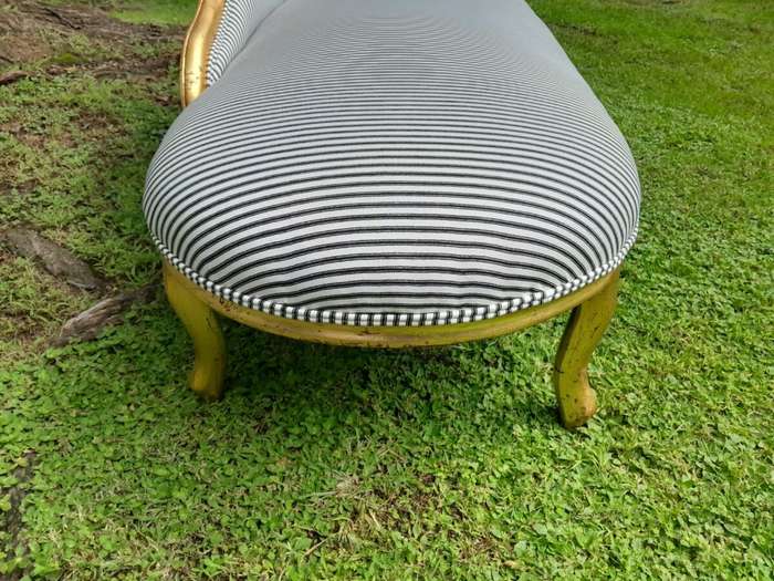 A French Style Ornately Carved Chaise / Chaise Lounge / Sofa Upholstered in a Contemporary Fabric...