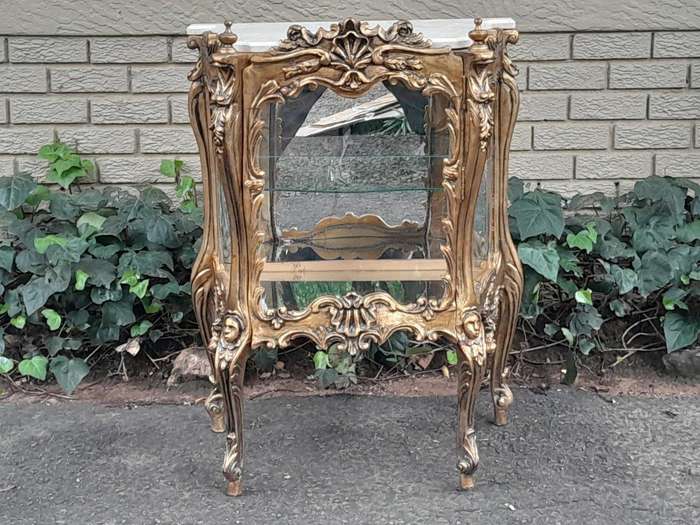 A 20th Century Ornate French Style Carved & Gilded Display Cabinet / Vitrine with Marble Top
