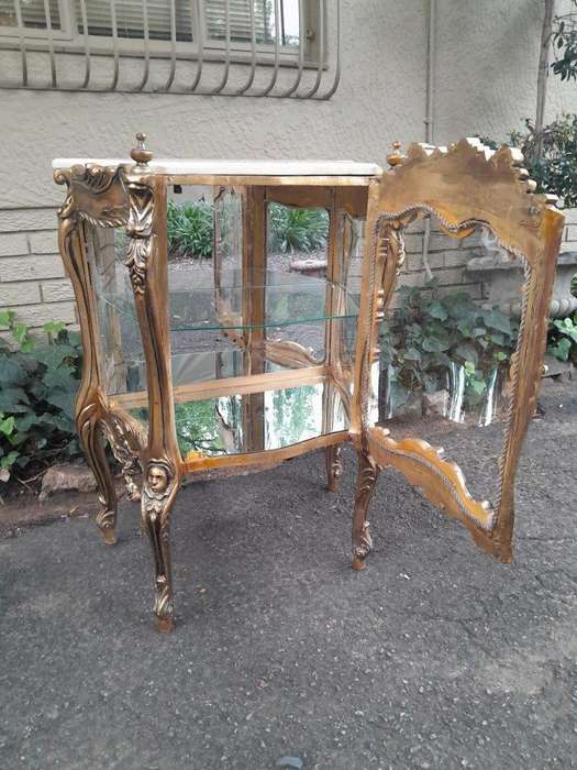 A 20th Century Ornate French Style Carved & Gilded Display Cabinet / Vitrine with Marble Top