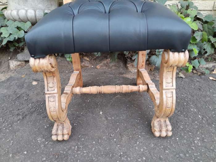 A 19th Century Spanish Heavily Carved Wooden Set of Six Mahogany Chairs (Comprises a Pair of Carv...