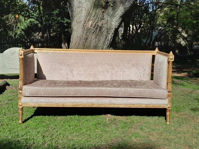 A French Louis XVI Style Carved Giltwood Settee / Day Bed